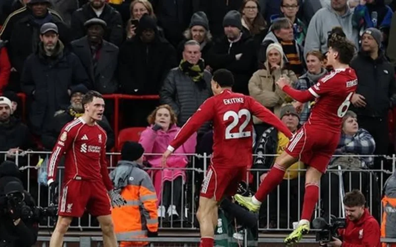 موعد المنافسة الحاسمة.. ليفربول ضد بيرنلي والقنوات الناقلة